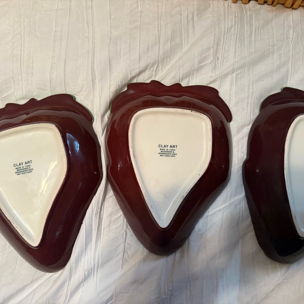 Strawberry Shaped Ceramic Plates - Picture 2 of 4